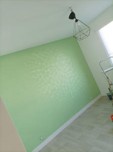 Photo de galerie - Pose d'un papier a peindre a motifs+peinture,pose lino+plinthes 