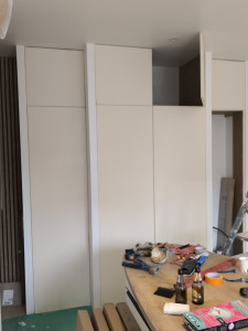 Photo de galerie - Meuble sur mesure, base en placo, confection des portes avec charnières, pose de tringles à l'intérieur du meuble