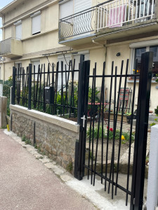 Photo de galerie - Pose portillon scellement dans le béton + pose de bardage fixation sur muret en béton.