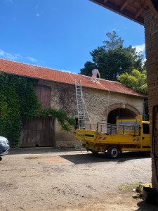 Photo de galerie - Réparation de faîtage et et changement de tuile plus nettoyage et traitement 