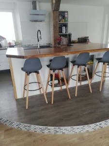 Photo de galerie - Plan de travail chêne et résine époxy 