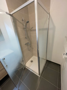 Photo de galerie - Installation paroi de douche angle avec porte.