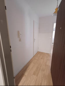 Photo de galerie - Rénovation entrée d'appartement 
suite a un dégât des eaux. plafond,mur. 
tapisserie