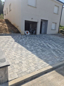 Photo de galerie - Création d'extérieur pavés,bordures,murs agglo coffrant plus terrassement a l'arrière du pavillons de 60m2