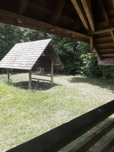 Photo de galerie - Construction d'une petite cabane  d'été avec une couverture  en lamelle de bois.