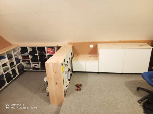 Photo de galerie - Petit agencement d'un petit dressing a cassier pour la chambre d 'un enfant en melaminée blanc et frene massif 
