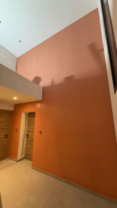 Photo de galerie - Application d’une teinte (terracotta) dans une cage d’escalier 