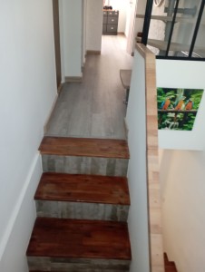 Photo de galerie - Fin escalier et rembarde bois sur mesure 
