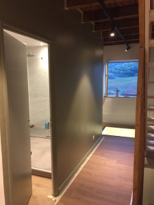 Photo de galerie - Rénovation couloir nouveau parquet , nouvelle cloison et peinture et fabrication claustra en bois et nouveau éclairage 