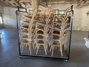 Photo de galerie - Mission manutentionnaire pour un mariage. 
Installation du mobilier le Dimanche matin & Rangement le soir. (Château de Theon, à Cozes / 17).