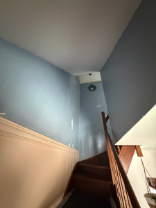Photo de galerie - Peinture cage d’escalier AVANT