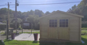 Photo de galerie - Montage abri de jardin.
Pose de galet blanc.