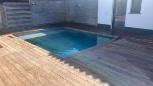 Photo de galerie - Carrelage piscine et pose terrasse en bois exotique 