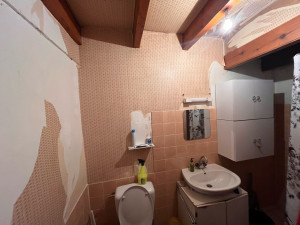 Photo de galerie - Décollage et pose papier peint, peinture en sous couche mur poutres et plafond 