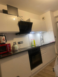 Photo de galerie - Pose d'une cuisine avec installation 
 de lumière 