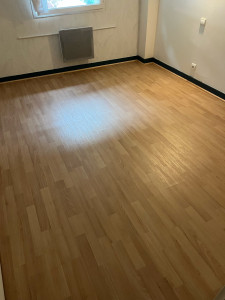 Photo de galerie - Pose de parquet flottant dans une chambre avec finition baguette d’angle 