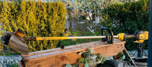 Photo de galerie - Débroussailleuse Dewalt sur batterie avec batterie de rechange chargée et son chargeur matériel neuf 