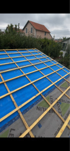 Photo de galerie - Voici un toit de garage sur lequel j’ai posé mes liteaux ainsi que mes contrelattes. J’ai aussi tracé le pureau de ma tuile pour un alignement parfait et un résultat de qualité. ?