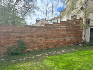 Photo de galerie - Clôture bois en escalier ajourée 