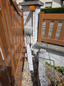 Photo de galerie - Refixation du bras de portail sur le poteau après arrachement, remise en solidité et contrôle du bon fonctionnement de l’automatisme.