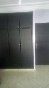Photo de galerie - Construction d’armoires en béton + penture des porte en noir