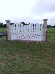Photo de galerie - Création d'un portail en bois ainsi que sa pose 