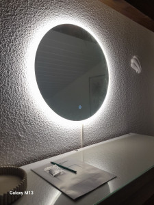 Photo de galerie - Pose d'un miroir à Led 
