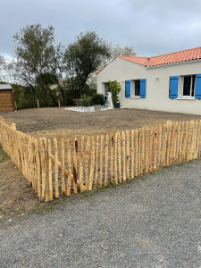 Photo de galerie - Réalisation d’un gazon et clôture en ganivelle 