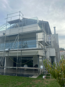 Photo de galerie - Montage échafaudage + nettoyage avant application d un fixateur et d’une peinture de finition 
