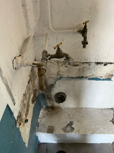 Photo de galerie - Pose de placo hydrofuge en coller pour rattrapage défaut mur, plomberie, modification du réseau de vmc mis en hauteur et raccordement électrique 