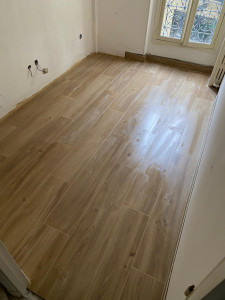 Photo de galerie - « Cette photo illustre la pose et la finition d’un revêtement de sol (parquet). Travail propre, soigné et réalisé avec précision. »