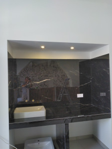 Photo de galerie - Vasque posé sur plan de travail, avec plaque PVC imitation marbre