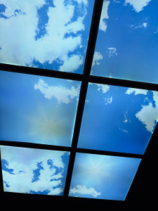 Photo de galerie - Réalisation du plafond décoratifs en dalle 60X60 incluant la pose des dalles lumineuses « nuages » dans une installation dédiée au bien être (spa)