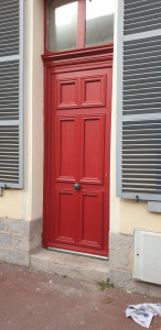 Photo de galerie - Fabrication et pose d'une porte en bois sur-mesure. 