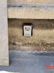 Photo de galerie - Fixation d'une boîte à clés pour de la location air BNB 