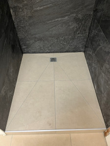 Photo de galerie - Douche à l’italienne avec pose de carrelage au sol et aux murs, réalisation des pentes vers le caniveau central.