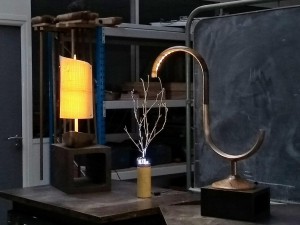 Photo de galerie - Fabrication d'une lampe design pour concours workshop (à droite).
Collaboration tourneur sur bois et fondeur.