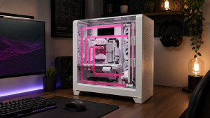 Photo de galerie - Conception et création d’un PC sur mesure avec watercooling custom, pensé pour répondre aux besoins d’une graphiste. Une configuration alliant performances, silence et esthétique, optimisée pour les logiciels de création graphique.
