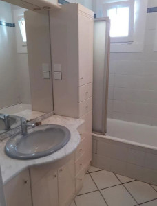 Photo de galerie - Salle de bain nettoyée avec soin : lavabo, douche, miroirs et surfaces désinfectés pour un résultat propre et soigné.