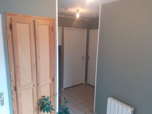 Photo de galerie - Pose de  papier - peint .
mise en peinture du plafond.