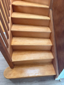 Photo de galerie - Finition d’escalier – Travail soigné et durable  Une belle finition est essentielle pour mettre en valeur un escalier en bois et le protéger durablement. Après un ponçage minutieux, j’applique une finition de haute qualité (vitrificateur, vernis ou huile)