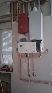 Photo de galerie - Installation d'une chaudière murale à condensation et modification des  radiateurs avec remplacement des robinets de radiateurs 