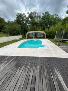 Photo de galerie - Réalisation du revêtement d’une plage de piscine