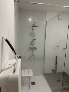 Photo de galerie - Création et réalisation d’une salle de douche WC pour une personne en situation d’handicap 