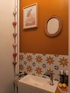 Photo de galerie - Pose de papier peint et revêtement mural dans un toilette


