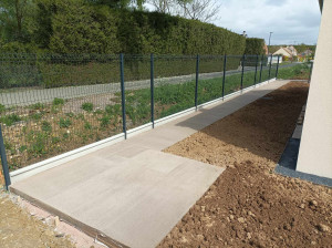 Photo de galerie - Création d'une clôture panneaux rigides ainsi qu'une dalle de cabanon de jardin et stockage de bois
Apport de terre végétale et engazonnement 