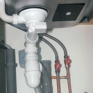 Photo de galerie - Que ce soit pour monter un meuble, fixer des étagères, réparer une fuite, faire un joint, ou encore repeindre une pièce, je suis disponible pour vous aider rapidement et efficacement.