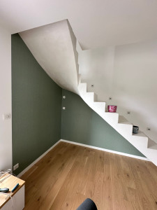 Photo de galerie - Pose de papier peint sous un escalier en béton 