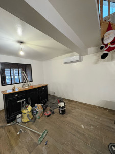 Photo de galerie - Reprise d’enduit puis mise en peinture en blanc velours des murs et du plafond . 