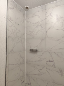 Photo de galerie - Salle de bain en carrelage PVC collé
